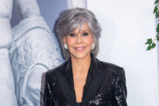 (Видео) Секој би сакал да остари како Џејн Фонда: „Избриша“ 30 години и воодушеви на црвениот тепих