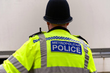 Тринаесетгодишно момче нападна двајца врсници во Лондон со нож: уапсен е во џамија