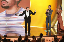 (Видео) Американските ѕвезди на Греми наградите му испратија порака на Трамп: „Ние не сме животни, ICE надвор“