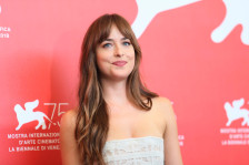 (Фото) Ако се плашите од промени – оваа фризура е за вас: Најмодерните шишки во 2026 година, жените веќе ги обожаваат