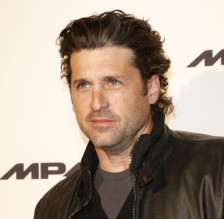 (Фото/Видео) Сопругата и ќерката го украдоа шоуто: Холивудскиот заводник во најубавото друштво на црвениот тепих