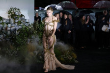 (Видео) Чорапи, најкратко мини здолниште и капут на гола кожа: Незамисливо, а совршено на неа