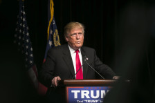 Рејтингот на Трамп достигна ново најниско ниво