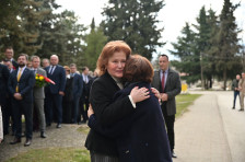 Цвеќе во помен на Борис Трајковски - 22 години од авионската несреќа