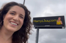 (Видео) Девојка постави билборди дека бара сопруг – 4.000 мажи ѝ се јавиле