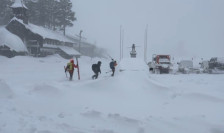 (Видео) Најмалку десет скијачи исчезнаа во лавина во Калифорнија: започната е спасувачка операција