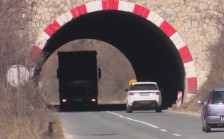 Поради одрон во тунелот, сообраќајот на автопатот Скопје - Велес се одвива по една лента