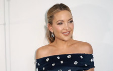 (Видео) Кејт Хадсон во тесен фустан на доделување на награди, но еден дијамант го украде вниманието