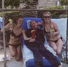 Фотографија од Стивен Хокинг од Девствените Острови се појави во досиејата на Епстин