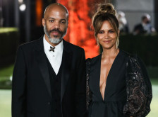 (Видео) Жената-мачка го покажа вереничкиот прстен: не оди никаде без дијамантот од 200.000 долари