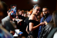 (Видео) Облече проѕирен фустан и им го покажа задникот на фотографите: пејачката е повторно главна тема