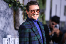 (Фото) Миленикот на жените во прегратка со маж