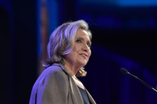 Хилари Клинтон: Трамп го прикрива објавувањето на досиејата на Епстин, Бил и јас ќе сведочиме