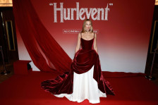 (Видео) Марго Роби воодушеви со уште романтично издание во Париз