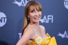 (Фото) Поранешната девојка на Бонд и денес изгледа нереално: наскоро ќе го прослави својот 75-ти роденден