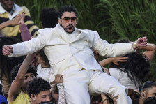 (Видео) Бед Бани приреди шоу полно со политички пораки на Супербоул