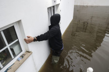(Видео) Невреме во Португалија: евакуација, поплави, излеани реки, затворени патишта