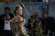 (Видео) Толку мрачно, толку секси – Марго Роби повторно измамува воздишки