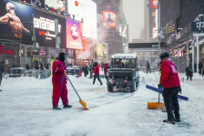 (Видео) Зимската бура во САД не се смирува: стотици илјади луѓе без струја, откажани летови