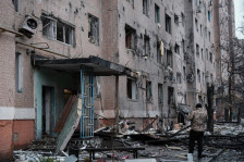 Руски дронови погодија станбени згради во Украина, меѓу загинатите мајка и дете