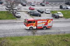 Пожар во куќа на „Партениј Зоографски“ во Скопје, полицаец заврши на Клиникa поради вдишан чад