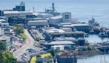 Иранец и Романка обвинети за обид за влез во британска нуклеарна база