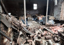 (Фото) 10 тони опасен хемиски отпад со години складиран во руиниран објект на Институтот за јавно здравје