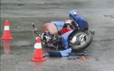 Тешко повреден 16-годишен сопатник на мопед во сообраќајка со автомобил: возачот на мопедот побегнал