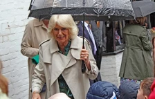 (Фото) И Кралицата Камила има „ново лице“: плати 1.700 евра за популарниот третман