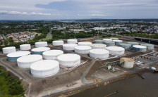 САД разгледуваат координирано испорачување на нафта поради војната со Иран