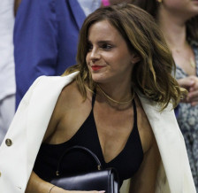 (Видео) И таа го пронајде својот милијардер: Страсни бакнежи на аеродромот, нема повеќе криење