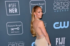 (Фото) Гламурот заменет со „обично“ издание: Џеј Ло каква што не сме ја виделе одамна