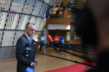 Мадрид го обвинува Мерц за кукавичлук пред Трамп