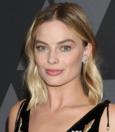 (Видео) Таа е толку убава што сè ѝ одговара - и новата фризура и новиот стил