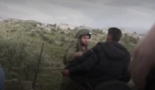 (Видео) Со вперени пушки израелската војска приведе екипа на Си-Ен-Ен