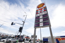 Трамп: Војната во Иран е многу поважна од мало зголемување на цената на бензинот