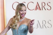 (Видео) Оваа жена е рај за очите секогаш кога ќе се појави