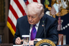 Трамп тврди дека Американците го поддржуваат нападот врз Иран, анкетите покажуваат спротивно