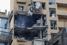 (Фото) Израел го нападна центарот на Бејрут: погодена е станбена зграда