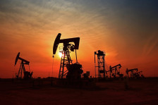 Цените на нафтата скокнаа над 83 долари