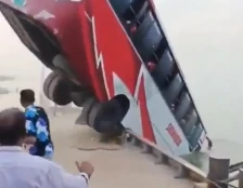 (Видео) Автобус падна во река во Бангладеш: најмалку 24 мртви