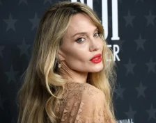 (Фото/Видео) Анџелина Џоли во прегратка на познат Французин: Многумина се сомневаат во едно