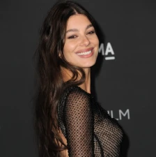 (Видео) Таа го „запали“ студиото со деколтето, но и водителот - луѓето му порачаа да внимава каде гледа