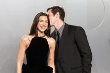 (Видео) Дуа Липа во најпровокативното модно издание за Оскарите