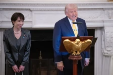 (Видео) Трамп ѝ покажа на јапонската премиерка „портрет“ од Бајден