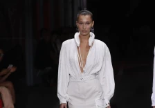 (Фото) Класик без кој не можете оваа пролет: Научете како да комбинирате бела кошула