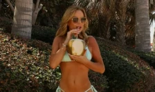 Убавата водителка нема конкуренција: Дури и на 55 години, нејзините секси фотографии воодушевуваат