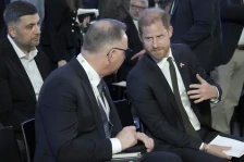 (Видео) Принцот Хари ги повика САД повеќе да ѝ помогнат на Украина, Трамп му одговори