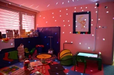 Ѓорѓиевски со сопругата донираше реквизити за сензорна соба во градинката „8 Март“ во општина Кисела Вода