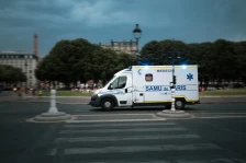 (Видео) Автобус со патници падна во река во Франција